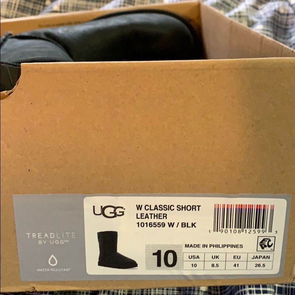 NIB UGG classic short boot
